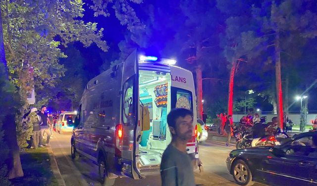 Refüje çarpan motosiklet devrildi: 2 ölü