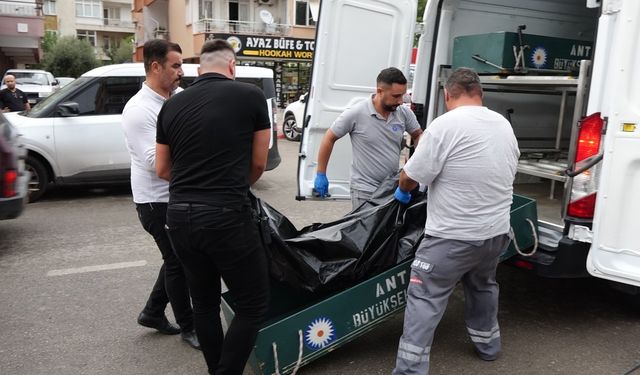 Rusya'dan geldi, kocasını ölü buldu