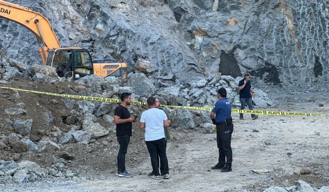 Taş ocağındaki patlatmada taşlar yola saçıldı