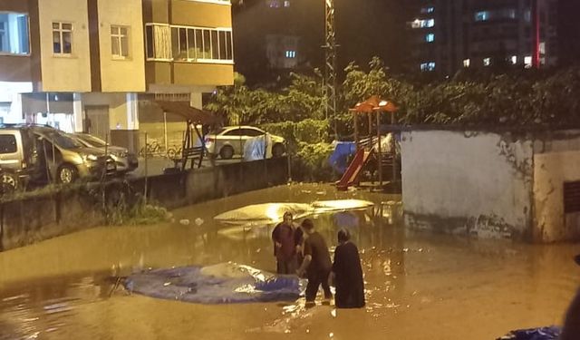 Trabzon'da cadde ve sokaklar suyla doldu