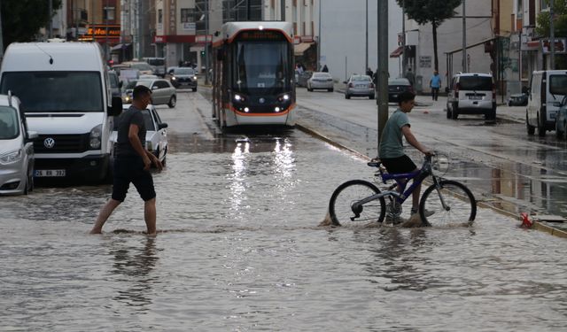 Tramvay, göle dönen yolda ilerleyemedi