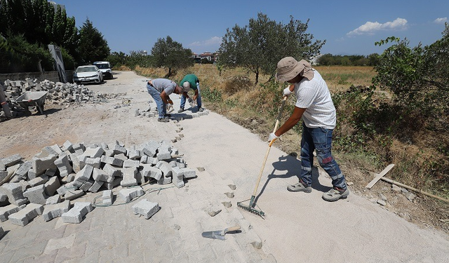 Menderes’te kilit taş yol seferberliği