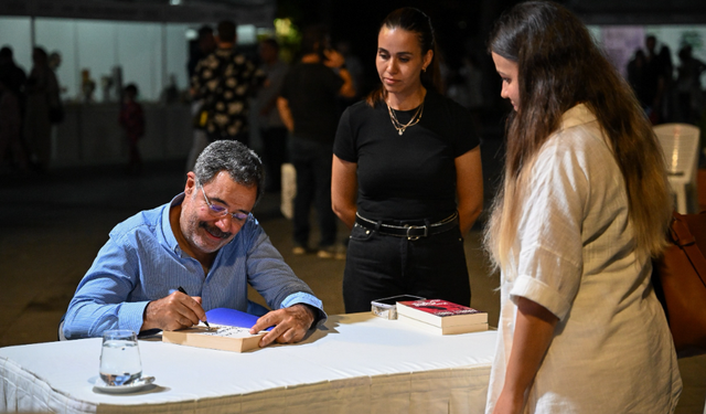 Bornovalı kitapseverler Ahmet Ümit'le buluştu