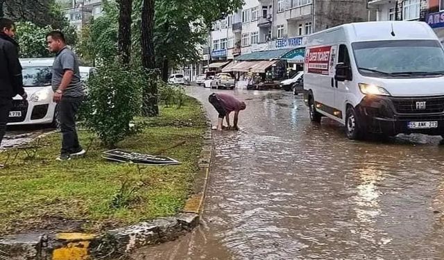 Cadde ve sokaklar suyla doldu