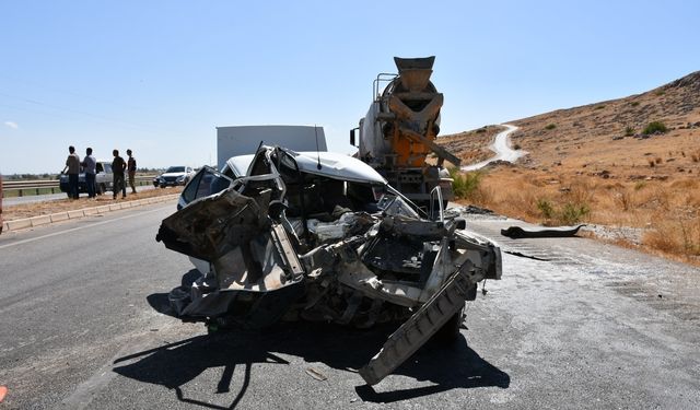 Hatay'da beton mikseri otomobile çarpıp sürükledi: 2 ölü