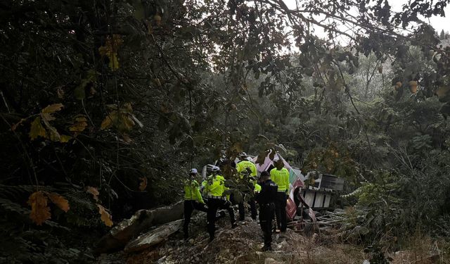 Kamyon şarampole devrildi, şoför hayatını kaybetti