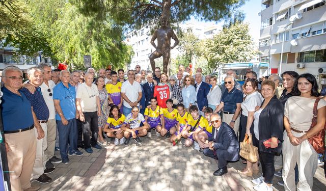 Metin Oktay heykelin önünde anıldı