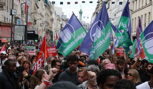 Aşırı sağcı Le Pen'den Macron’a referandum çağrısı