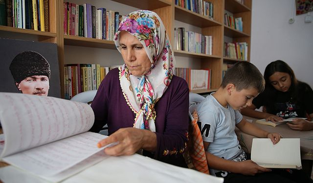 Mahallesine kurduğu kütüphaneyle çocuklara kitap okumayı aşılıyor