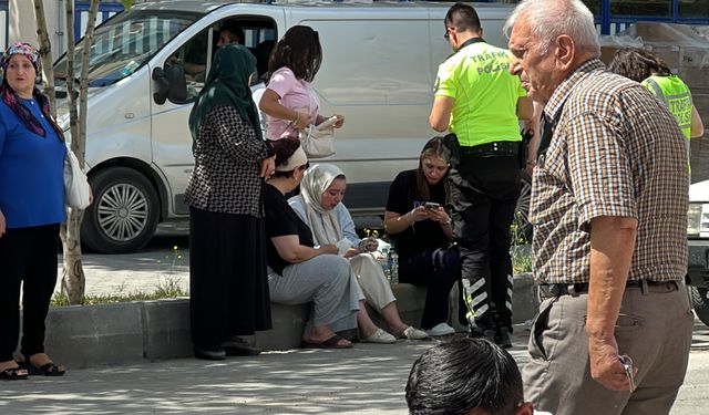 Motosikletli gençlere çarpan sürücü ağladı