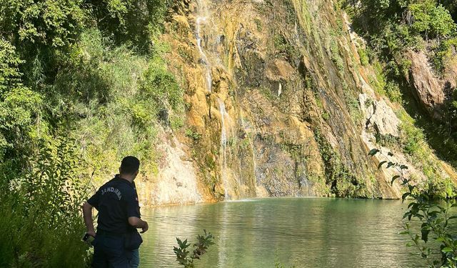 Yüzmek için girdiği şelalede can verdi