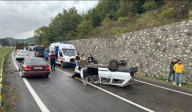 Otomobil, otobüse çarpıp takla attı: 1 ölü, 3 yaralı