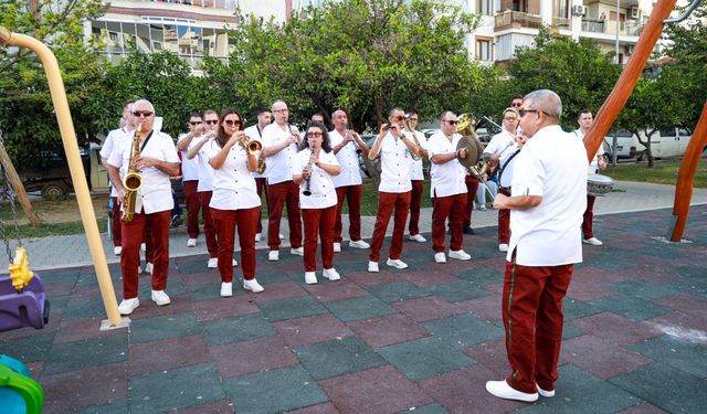 Karşıyaka Belediye Bandosu’ndan coşku dolu sokak konserleri