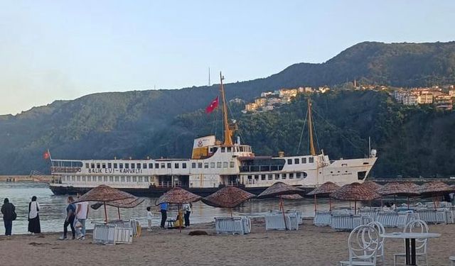 Fırtınada demirli restoran vapur karaya oturdu