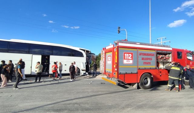 Yolcu otobüsü ve kamyon çarpıştı: 20 yaralı