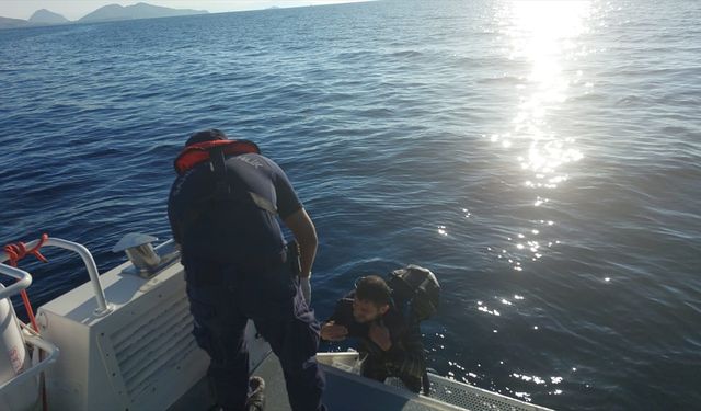 Bodrum'da yüzerek yurt dışına geçmeye çalışan düzensiz göçmen yakalandı