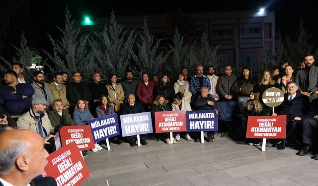 CHP'lilerden MEB önünde oturma eylemi