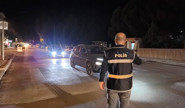 Denetlemeden kaçan alkollü sürücüyü polis, uyarı ateşi açarak yakaladı; o anlar kamerada