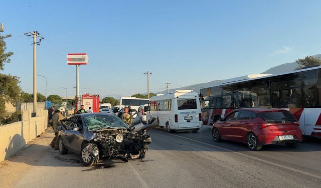 İzmir'de servis minibüsüyle çarpışan otomobilin sürücüsü ağır yaralandı