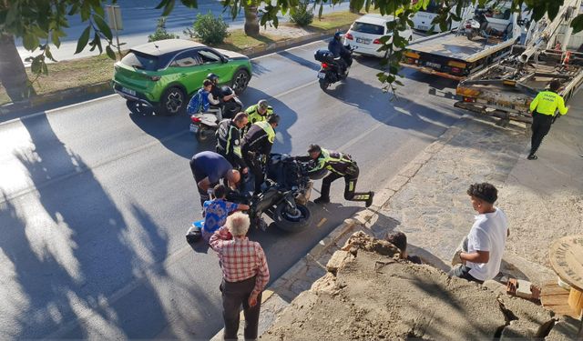 Ceza yazılan sürücü, polis motosikletini devirdi