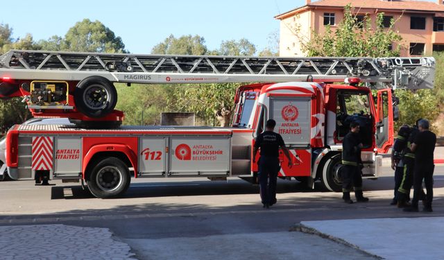 Balkondan yükselen duman korkuttu