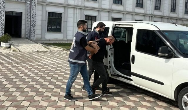 Eşini ensesinden vurdu, ambulansın peşinden giderken yakalandı