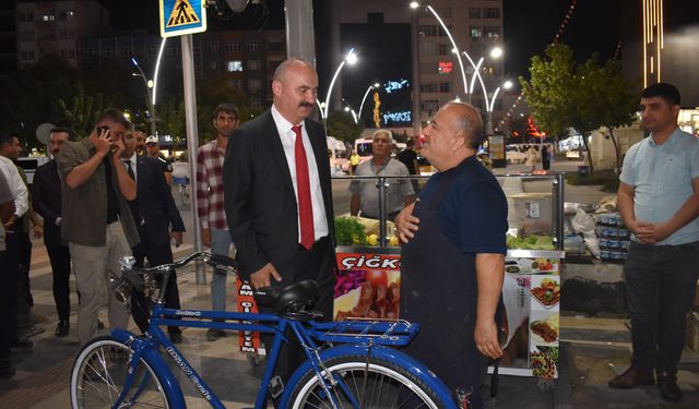 Bisikleti vali, çiğköfteleri bakan aldı