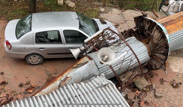 Fırtına minareyi devirdi, imamın otomobili hasar gördü