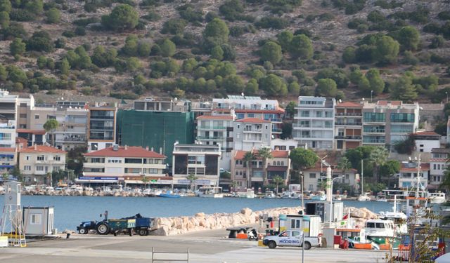 Çeşme-Sakız Adası seferlerine ara verildi; liman boş kaldı