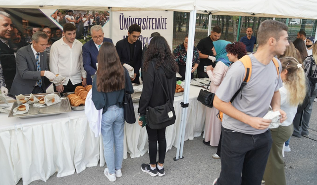 Rektör Budak'tan öğrencilere gevrek ve boyoz ikramı