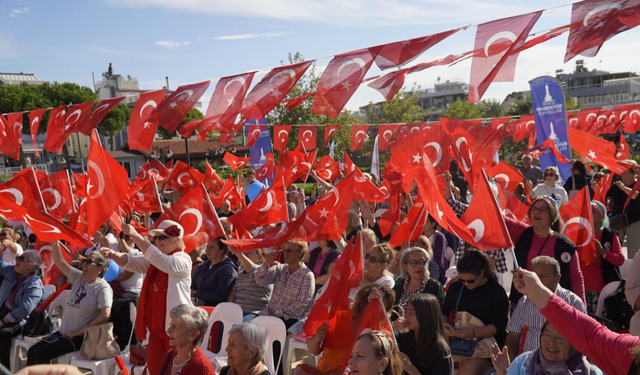 Merkezden uzak İzmirliler Cumhuriyet coşkusunu doyasıya yaşadı