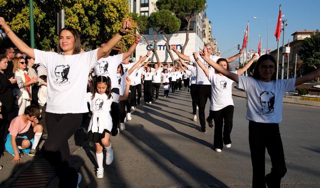 101 kişilik zeybek gösterisiyle Cumhuriyet coşkusu