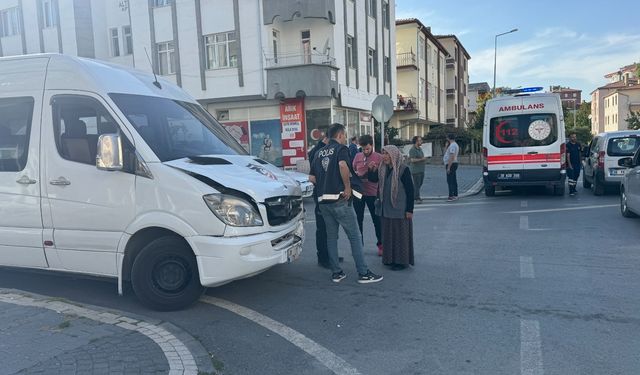 Otomobil ve minibüs çarpıştı: 7’si öğrenci 8 yaralı