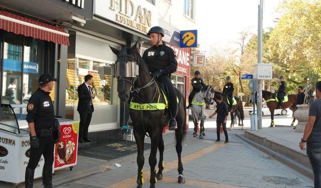 Hayvanları koruma için atlı polis görevde