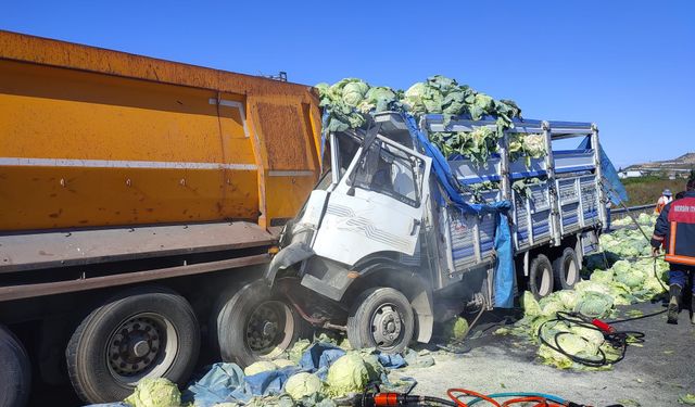 Kamyon TIR'a çarptı, sürücü araçta sıkıştı