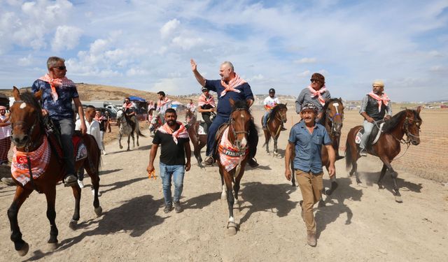 Menemen’de rahvan at şöleni: Başkan Pehlivan at üstünde geldi