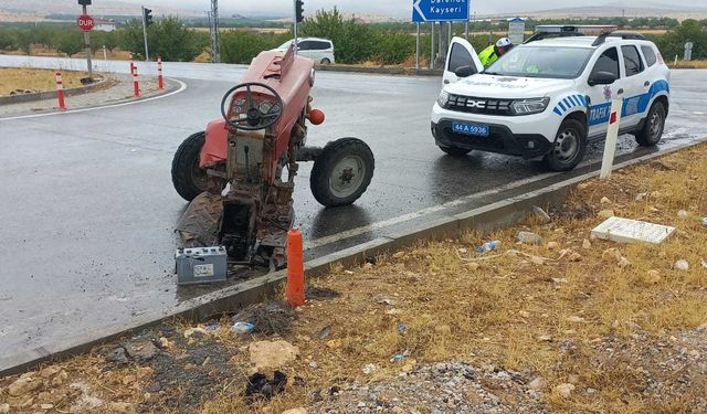 Otobüsle çarpışan traktör ikiye bölündü