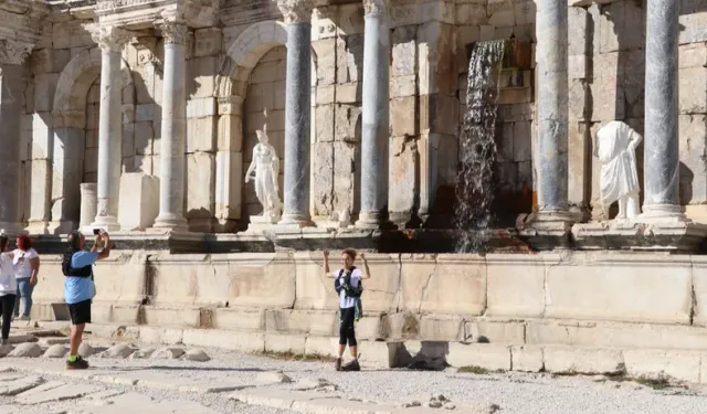 Neredeyse 2 bin yıllık! Hadrianus Çeşmesi gün yüzüne çıkarılıyor