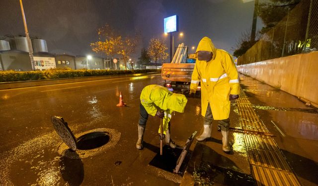 İzmir Büyükşehir yağmura karşı tam kadro sahada!