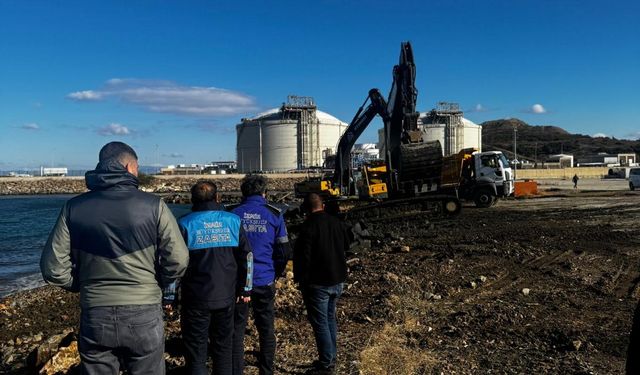 Büyükşehir'den Aliağa'daki kaçak gemi sökümüne müdahale!