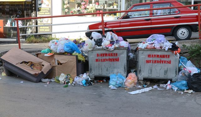 Bayraklı'da işçilerin grevi nedeniyle sokaklarda çöp yığınları oluştu