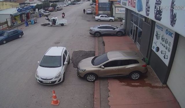 Biri 3 tekerlekli iki motosikletin çarpıştığı kaza kamerada; 2 yaralı