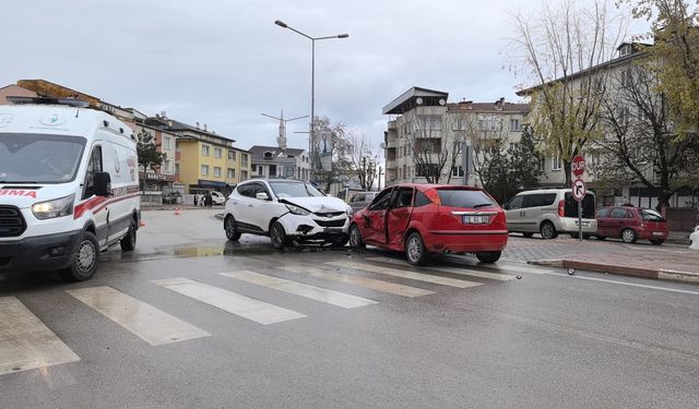 Bursa'da cip ile otomobil çarpıştı; anne- oğul yaralandı