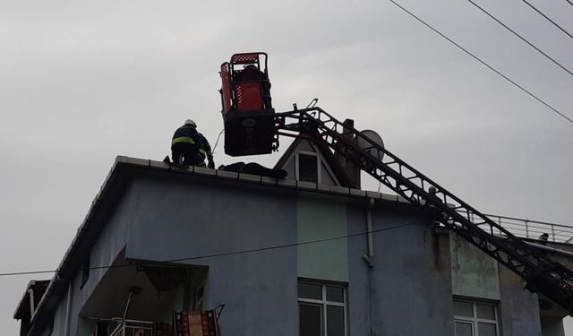 Çatı tamiri sırasında çıkan yangın söndürüldü