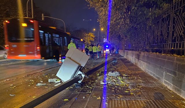 Minibüs, kırmızı ışıkta bekleyen 3 otomobil ve 1 motosiklete çarptı: 1 ölü, 1 yaralı