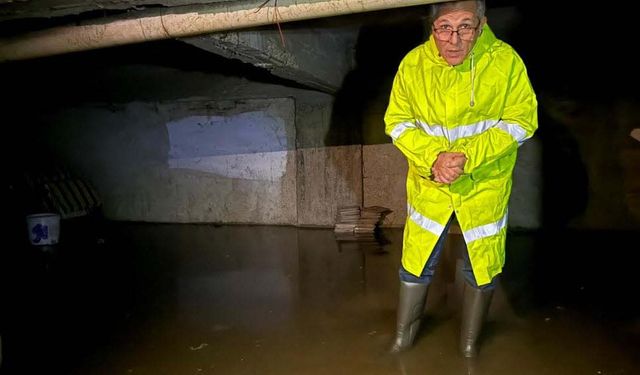 Nazilli'de sağanak cadde ve sokakları suyla doldurdu; sahaya çıkan belediye başkanı halktan özür diledi