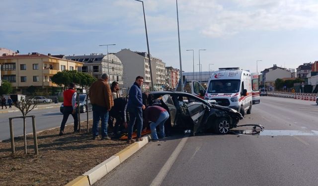 Refüjdeki aydınlatma direklerine çarpan otomobildeki 3 kişi yaralandı