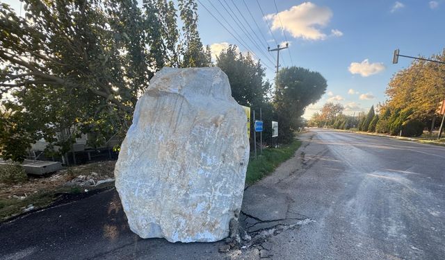 Seyir halindeki TIR'dan 12 ton ağırlığındaki mermer blok, yola düştü