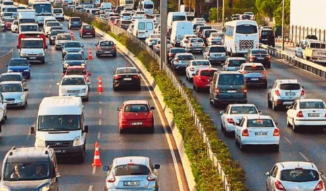 İzmir'de trafiğe kayıtlı araç sayısı 1 milyon 927 bine ulaştı!