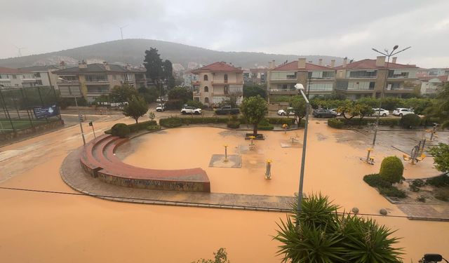 Çeşme'de sağanak: yollar göle döndü